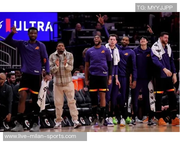 布克首节狂轰20分3助攻表现惊艳助球队领先对手 布克首节狂轰20分3助攻表现惊艳助球队领先对手